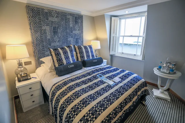 Room, King Bed, Partial View, The Christchurch Harbour 4/10