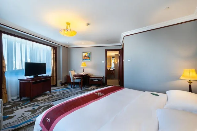 Deluxe, Queen Bed, Golden Ocean 1/1