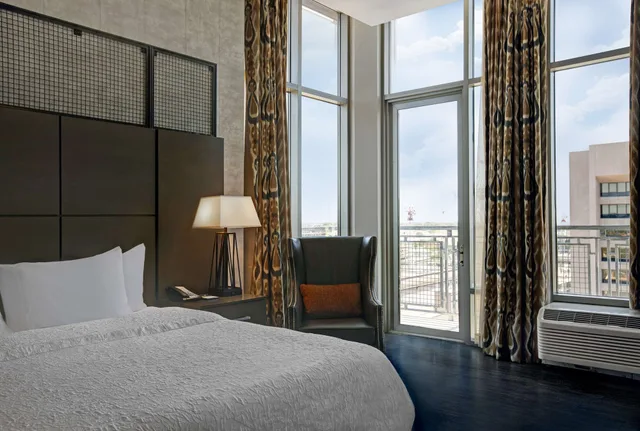 Standard, King Bed, Balcony, Hampton Inn & Suites Austin At The University / Capitol 5/10