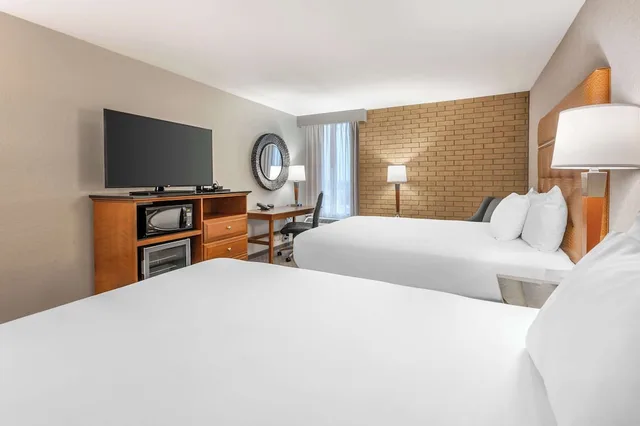 غرفة بسريرين كوين بحوض استحمام في طابق مرتفع لذوي الإعاقة، Drury Inn and Suites Champaign 3/6