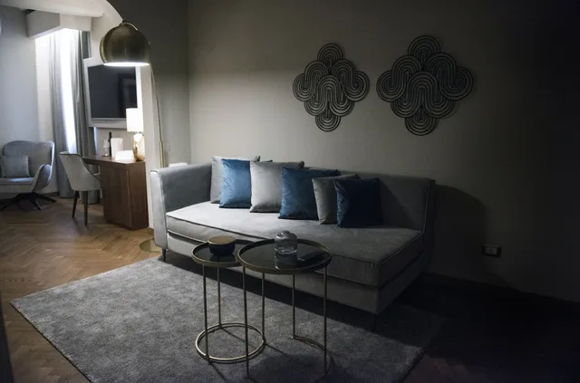 جناح جونيور، Antico Albergo Del Sole Al Pantheon 6/8