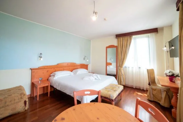 غرفة بسرير مزدوج أو سريرين منفصلين بإطلالة على البحيرة، Hotel Residence Montelago 2/4