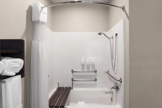 غرفة بسريرين كوين لذوي الإعاقة، La Quinta Inn & Suites by Wyndham Fayetteville 3/3
