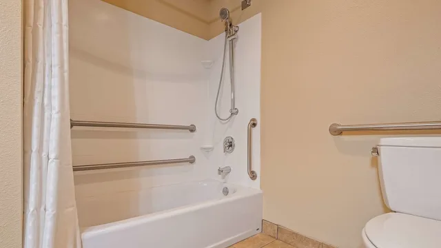 غرفة قياسية بسرير كينج لذوي الإعاقة، Best Western Coach House 7/9