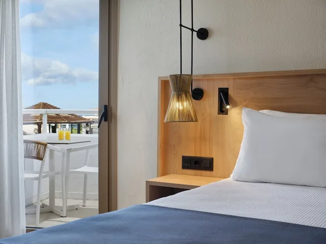 غرفة بسرير كوين بإطلالة على البحر مع أريكة، Atlantica Ocean Beach Resort 2/3