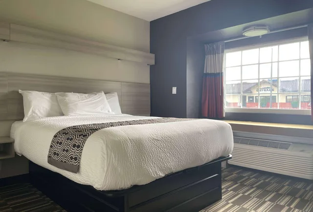 Studio, Suite, Queen Bed, Smoking, Accessible, Microtel Inn and Suites by Wyndham Bossier City 2/2