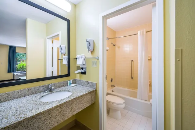 غرفة بسرير مزدوج لذوي الإعاقة، Quality Inn Fredericksburg, Central Park Area 3/3