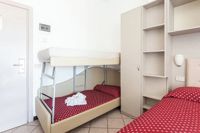 غرفة رباعية بسرير مزدوج وسرير بطابقين، Hotel Blumen 4/4