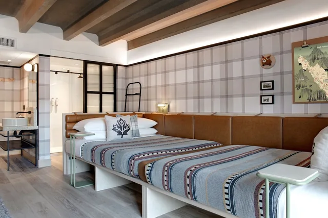 غرفة بسريرين كوين لذوي الإعاقة، Moxy Banff 2/3