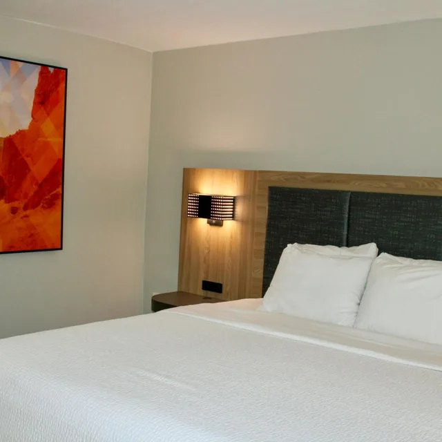 Room, Quadruple, 2 Queen Beds, Pet Friendly, The Cairn Hotel 4/5