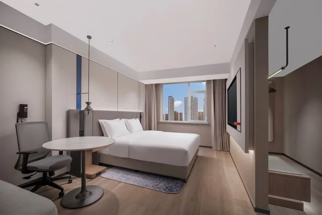Standard, King Bed, Extra Floor Space، Holiday Inn Express Qingdao Downtown by IHG 2/5
