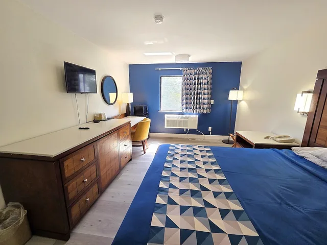 Superior, King Bed, Smoking, Economy 7 Inn Chesapeake - Portsmouth 4/10