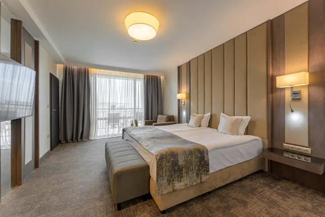 غرفة مزدوجة فاخرة بإطلالة جزئية على البحر، Grand Hotel Sveti Vlas 1/6