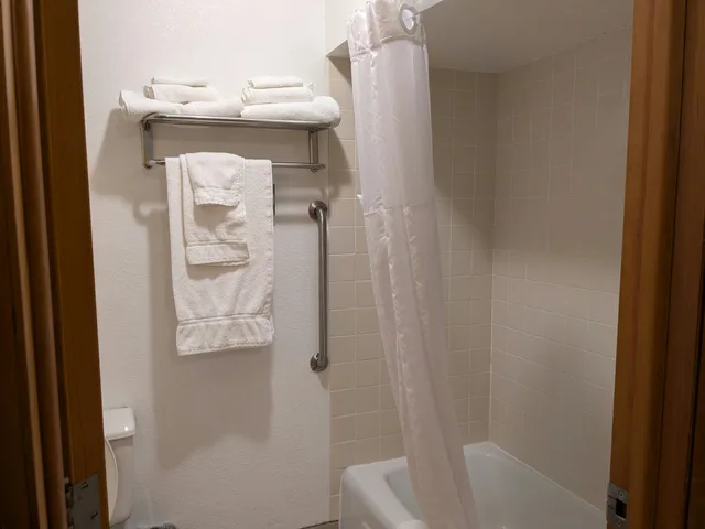 غرفة بسرير كينج، Magnuson Hotel Copper Crown 3/3