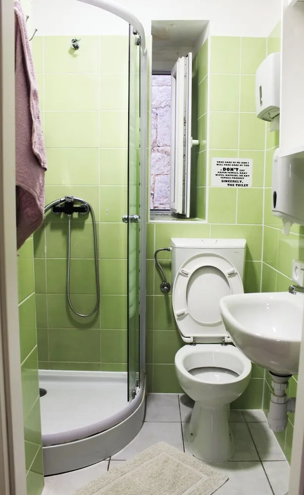 شقة بأربعة أسرّة بغرفتي نوم بحمام خاص، Croparadise Hostel 5/5