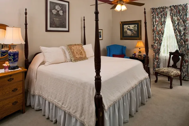 Victoria, Cottage, Suite, King Bed, Sofa، Devereaux Shields House 1/3