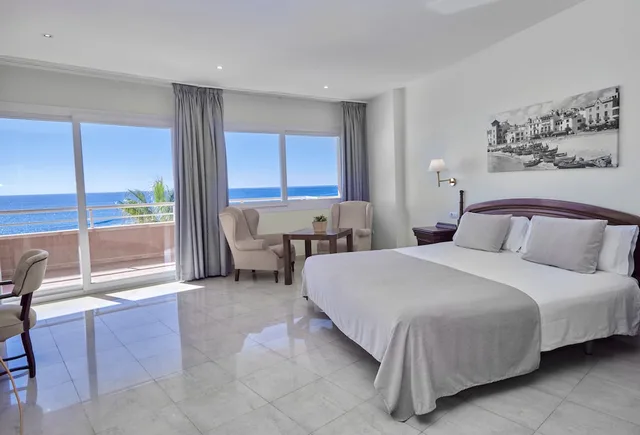 غرفة سوبيريور بسرير مزدوج بإطلالة على البحر، Sunway Playa Golf Sitges 3/6