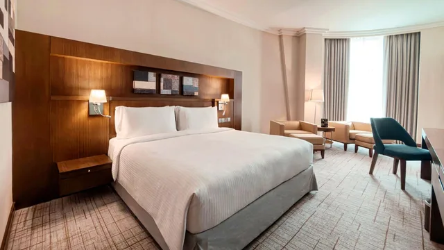 غرفة بريميوم بسرير كينج بإطلالة على المدينة، Holiday Inn Abu Dhabi Hotel 2/5
