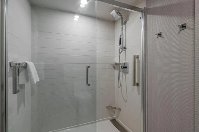 غرفة بسرير كينج مع أريكة بحوض استحمام لذوي الإعاقة، Wichita Marriott 7/7