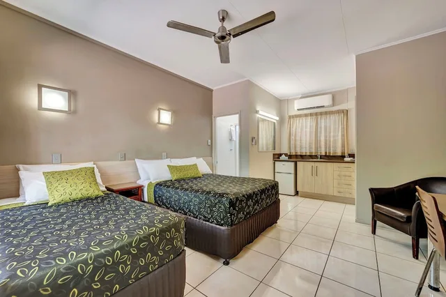غرفة قياسية بسرير مزدوج وسرير فردي يُسمح فيها بالحيوانات الأليفة، City Oasis Inn Townsville SureStay Collection by BW 3/6