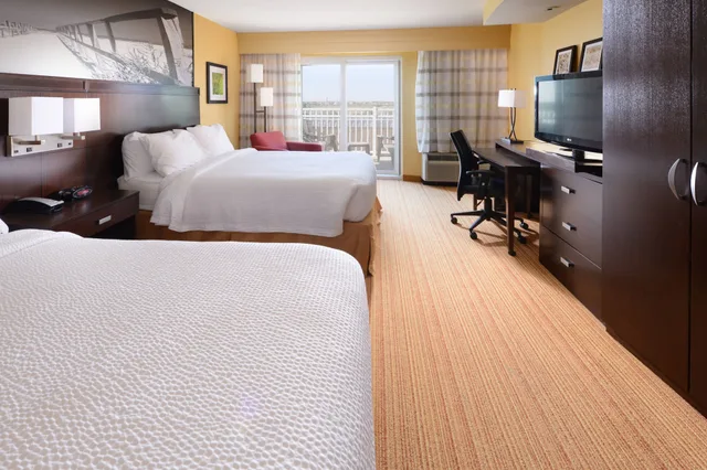 غرفة بسريرين كوين بإطلالة على المسبح، Courtyard by Marriott Galveston Island 2/4