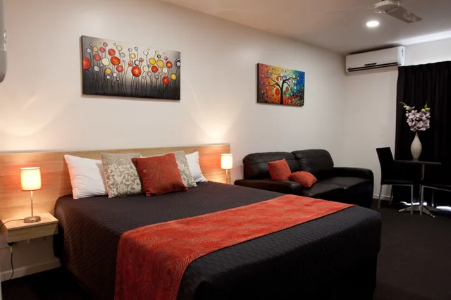غرفة بسرير كوين مع أريكة بمطبخ صغير، Abode37 3/6