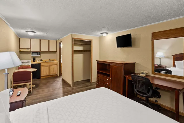 غرفة بسرير كوين بمطبخ صغير للمدخنين، Knights Inn Ashland 3/4
