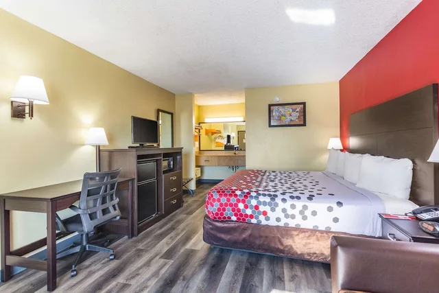 غرفة قياسية بسرير كينج للمدخنين، Econo Lodge & Suites Clarksville near Governors Square Mall 4/6