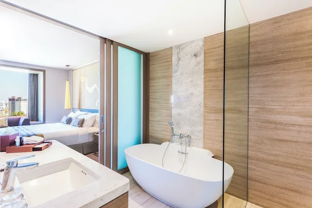 غرفة قياسية بسرير كينج بإطلالة على المسبح، Crowne Plaza Vientiane by IHG 5/6