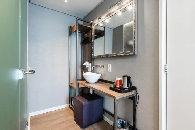 Souterrain Twin Room No Window، Melrose Hotel 5/6