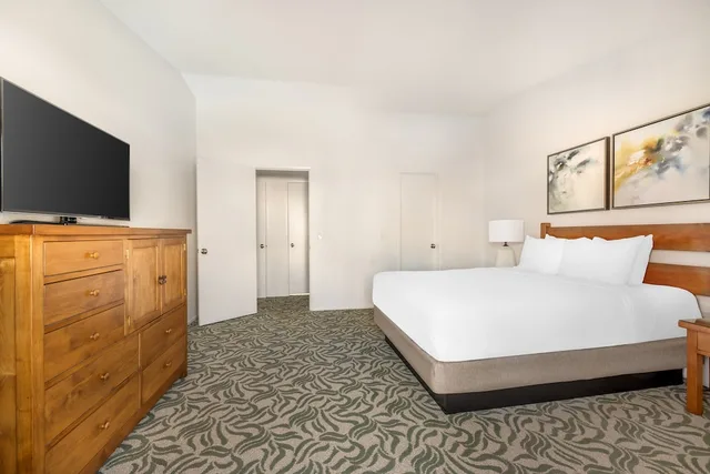 غرفة بسرير كوين بغرفتي نوم مع أريكة بمطبخ، Riviera Oaks Resort & Racquet Club 8/10