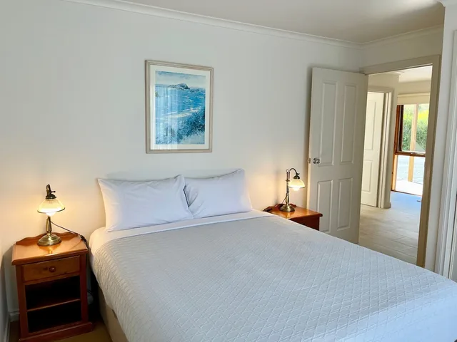 كوخ بسرير كوين وسريرين منفصلين بغرفتي نوم لذوي الإعاقة، DAYSY HILL COUNTRY COTTAGES 1/10