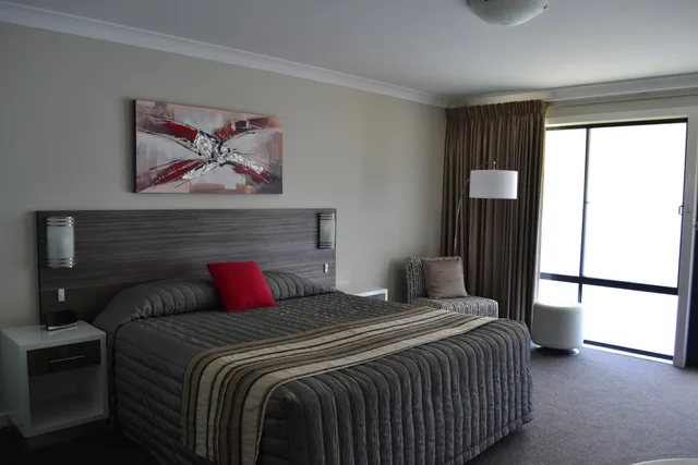 غرفة سوبيريور بسرير كينج، Cattlemans Country Motor Inn & Serviced Apartments 1/10