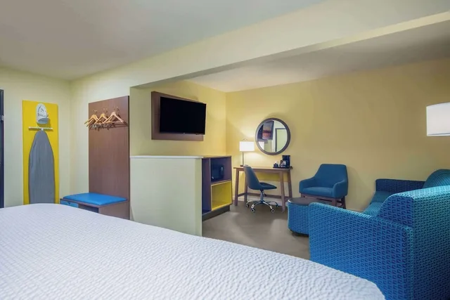 غرفة بزنس بسرير كينج، Days Inn & Suites by Wyndham Waterloo 3/7