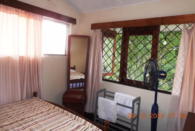 غرفة بسرير مزدوج بحمام خاص، Hanthana Breeze Home Stay 2/5