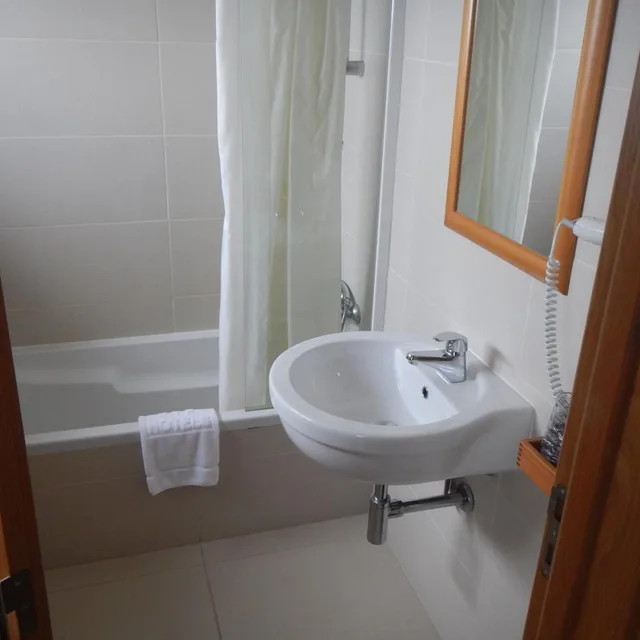غرفة بسرير مزدوج مع سرير إضافي، Hotel Albergaria Senhora Do Espinheiro 6/10
