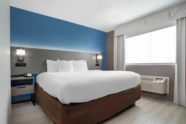 Suite, King Bed, Sofa, Jetted Tub, Bathtub, Comfort Inn and Suites Crystal Inn Sportsplex 2/8