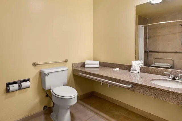 غرفة بسرير كوين لذوي الإعاقة، Quality Inn Paradise Creek 3/4