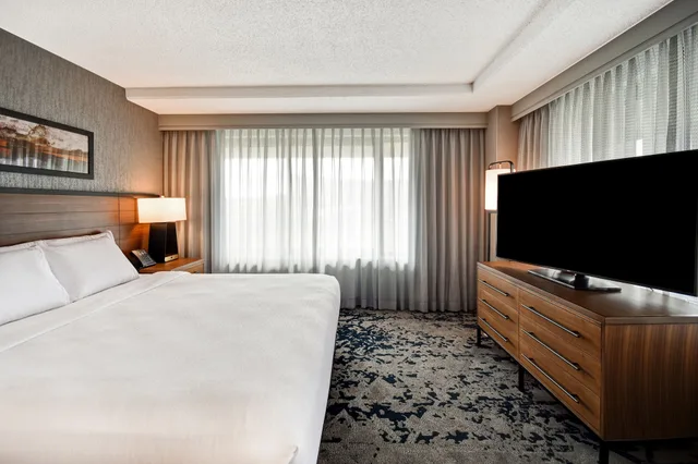 جناح ركني بسرير كينج، Embassy Suites by Hilton Omaha Downtown Old Market 1/4