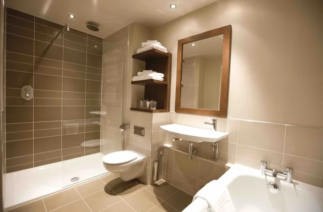 غرفة بسريرين منفصلين بشرفة، Kingsmills Hotel 1/1