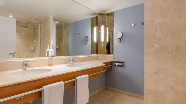 جناح بسرير كينج بإطلالة على البحر، HOLIDAY INN RESORT NICE - PORT SAINT LAURENT 7/7