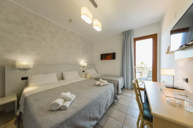 Superior, Triple, Sea View, Balcony, Baia del Capitano 2/5