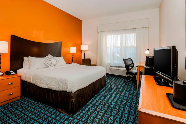 Room, King Bed, Bathtub, Accessible, Fairfield Inn Suites Wilkes Barre Scranton 1/4