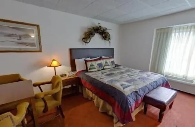 Superior, King Bed, River View, RiverBank Lodge 1/2