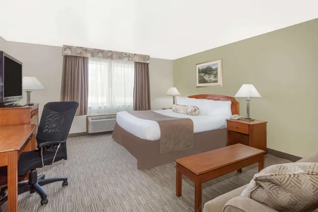 غرفة بسرير كينج للمدخنين، Ramada By Wyndham Ely 3/4