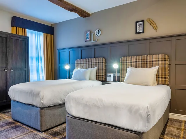 غرفة كلاسيكية بسريرين منفصلين، CBH The Feathers Hotel & Restaurant 2/5