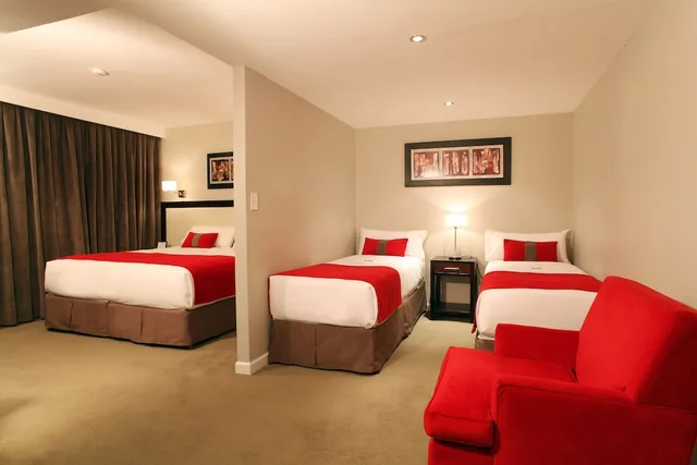 غرفة قياسية رباعية بسرير كوين وسريرين منفصلين، Alto Andino Hotel Formerly Alto Andino Urban Lodge 3/8