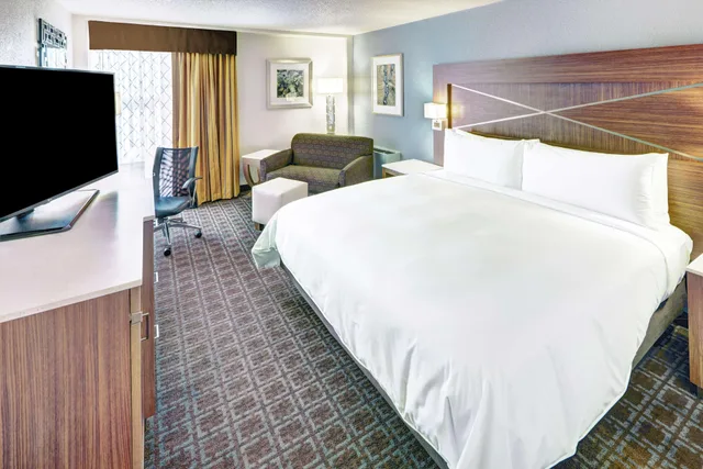 غرفة بسرير كوين، DoubleTree by Hilton Milwaukee Downtown 1/3