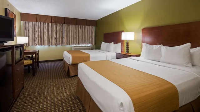 غرفة بسريرين كوين بحوض استحمام لذوي الإعاقة، Best Western Executive Inn Kenosha/Pleasant Prairie 1/4