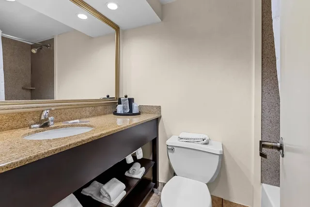 غرفة بسرير كوين، Comfort Inn & Suites Somerset - New Brunswick 5/5